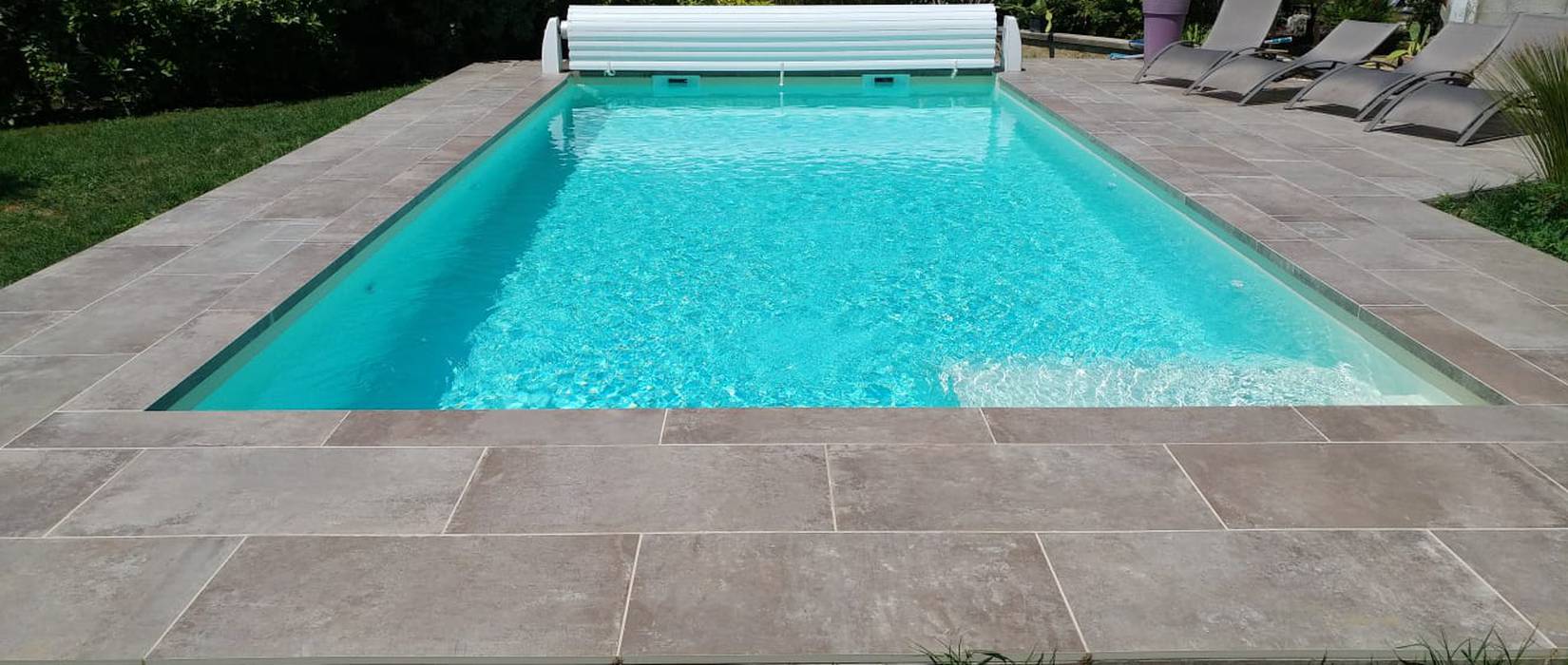Stoneware for swimming pools